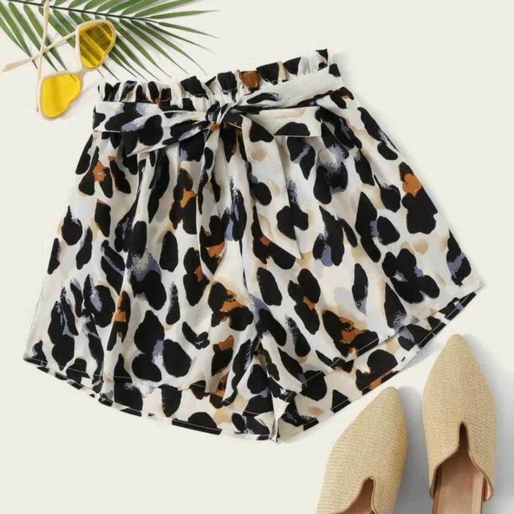 NWT $4.99 Shipping!! Animal print shorts w belt